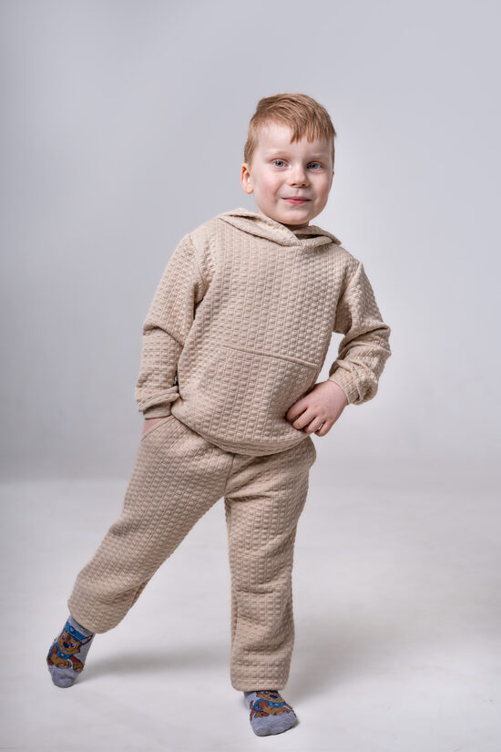 Komplektas „Smėlio ramybė“ – džemperis su gobtuvu ir kelnės