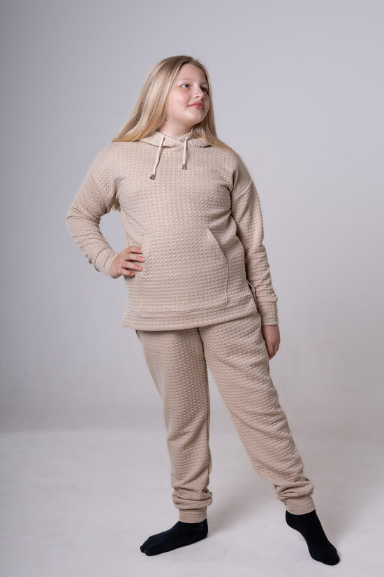 Komplektas „Smėlio ramybė“ – džemperis su gobtuvu ir kelnės